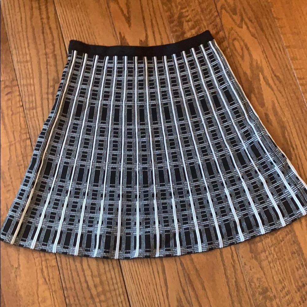 Super soft black and white pattern skirt